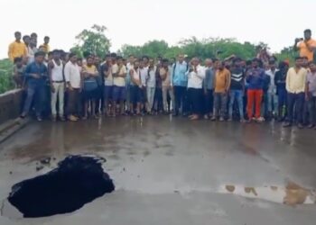 ब्रेकिंग न्यूज: सारंगखेडा पुलाला भगदाड, वाहतूक केली बंद