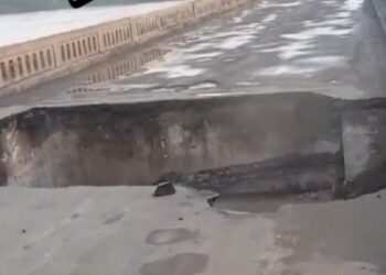 सारंगखेडा येथील तापी नदीवरील पुलाचा मोठा भाग कोसळला