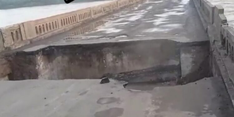 सारंगखेडा येथील तापी नदीवरील पुलाचा मोठा भाग कोसळला