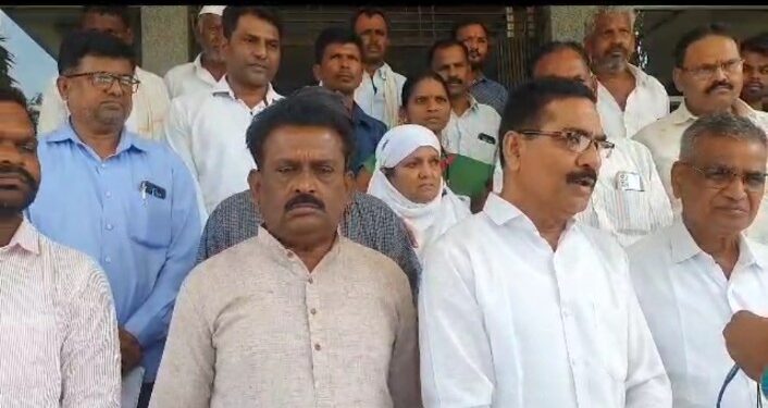 मराठा आरक्षण आंदोलकांवर लाठीचार्ज, जिल्हा कॉंग्रेसतर्फे जिल्हाधिकाऱ्यांना निवेदन