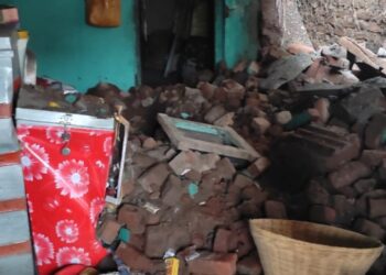 रजाळे येथे  घराची भिंत पडून कुटुंबिय दबले, घटनेचा तलाठीकडून पंचनामा