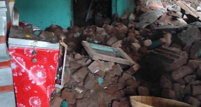 रजाळे येथे  घराची भिंत पडून कुटुंबिय दबले, घटनेचा तलाठीकडून पंचनामा