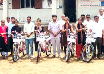 के.डी.गावीत माध्यमिक विद्यालयात विद्यार्थीनींना मोफत सायकल वाटप