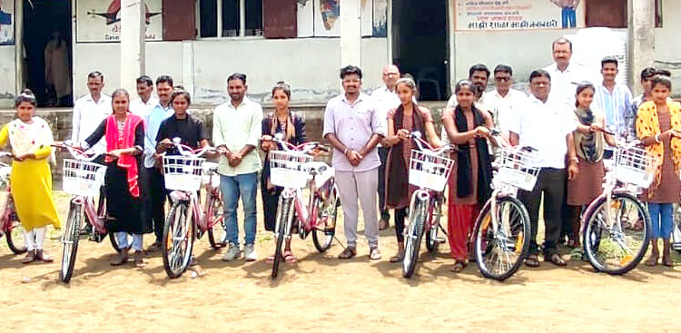 के.डी.गावीत माध्यमिक विद्यालयात विद्यार्थीनींना मोफत सायकल वाटप