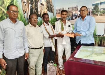 आयानचा मयत मजुर वारसांना १८ लाखाचे धनादेश वाटप