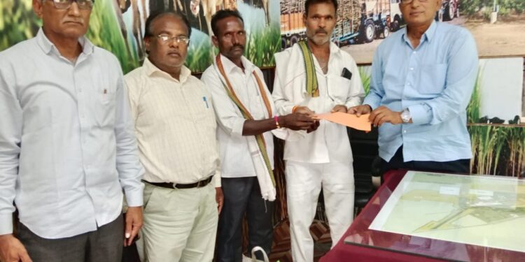 आयानचा मयत मजुर वारसांना १८ लाखाचे धनादेश वाटप