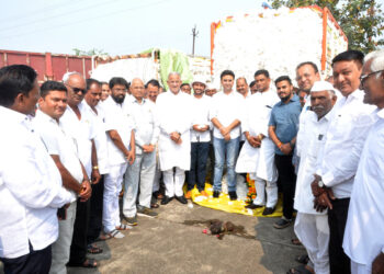 पळाशी येथील स्व.राजीव गांधी कापूस खरेदी केंद्रावर कापूस खरेदीचा शुभारंभ