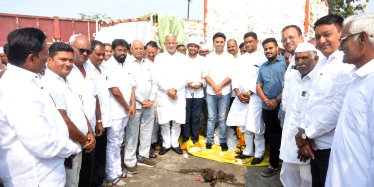 पळाशी येथील स्व.राजीव गांधी कापूस खरेदी केंद्रावर कापूस खरेदीचा शुभारंभ