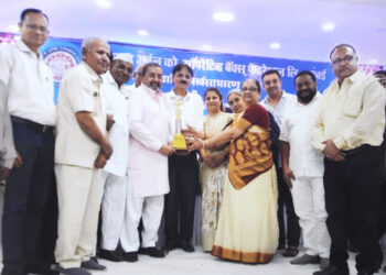 श्री गोवर्धनसिंह  रघुवंशी  सहकारी बॅकेला राज्यस्तरीय सर्वोत्कृष्ट बँक पुरस्कार