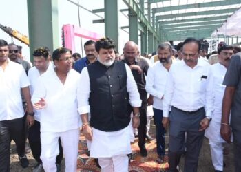 उद्योगांना जमीन देणाऱ्या आदिवासी भूमिपुत्रांना रोजगार देणे बंधनकारक :उद्योगमंत्री उदय सामंत