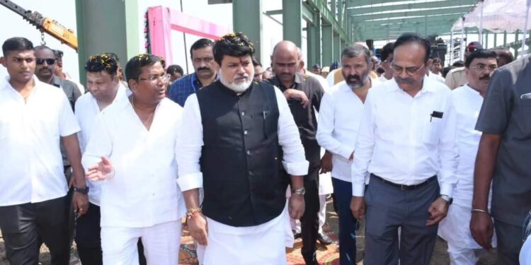 उद्योगांना जमीन देणाऱ्या आदिवासी भूमिपुत्रांना रोजगार देणे बंधनकारक :उद्योगमंत्री उदय सामंत