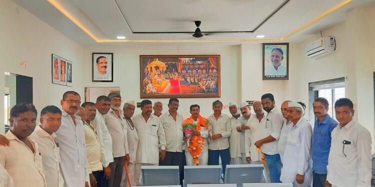 शनिमांडळ ग्रामपंचायतीच्या सरपंच पदी संतोष पाटील यांची बिनविरोध निवड