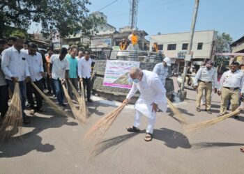 गांधी चौकात शिवसेना नेते चंद्रकांत रघुवंशी यांच्या स्वच्छता अभियानात सहभाग
