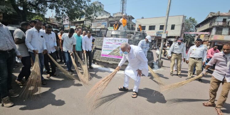 गांधी चौकात शिवसेना नेते चंद्रकांत रघुवंशी यांच्या स्वच्छता अभियानात सहभाग