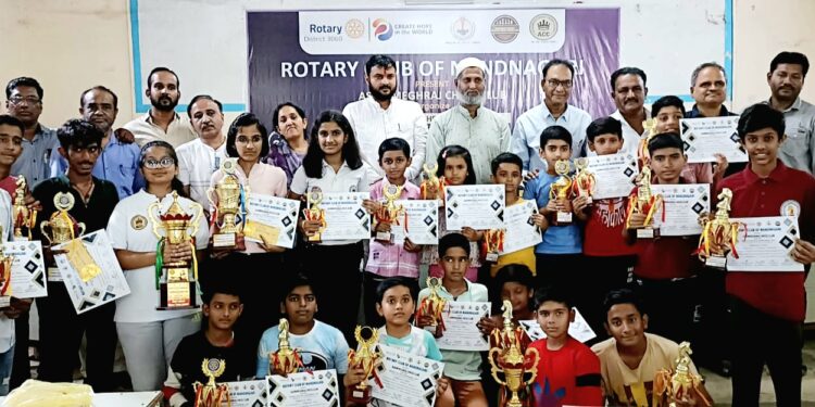 जिल्हास्तरीय बुद्धीबळ स्पर्धेत मिशन हायस्कुलला प्रथम पारितोषीक