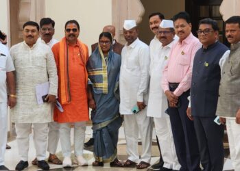 आदिवासी आमदारांच्या शिष्टमंडळाने घेतली राष्ट्रपतींची भेट,जिल्ह्यातील तीन आमदारांचा समावेश