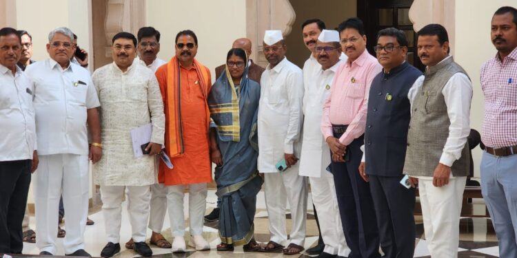 आदिवासी आमदारांच्या शिष्टमंडळाने घेतली राष्ट्रपतींची भेट,जिल्ह्यातील तीन आमदारांचा समावेश