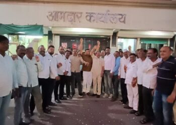 आ.चंद्रकांत रघुवंशी मित्र मंडळातर्फे जल्लोष, पेढ्यांचे वाटप; फटाक्यांच्या आतिषबाजीसह ढोलताशांच्या गजर