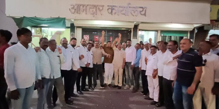 आ.चंद्रकांत रघुवंशी मित्र मंडळातर्फे जल्लोष, पेढ्यांचे वाटप; फटाक्यांच्या आतिषबाजीसह ढोलताशांच्या गजर