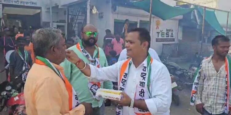 नंदूरबार राष्ट्रवादीतर्फे पेढ्यांचे वाटप; फटाक्यांच्या आतिषबाजीसह ढोलताशांच्या गजर