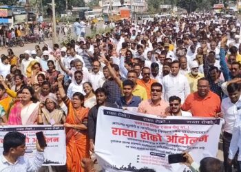 रस्ता दुरुस्तीच्या मागणीसाठी हजारो नागरिक उतरले रस्त्यावर