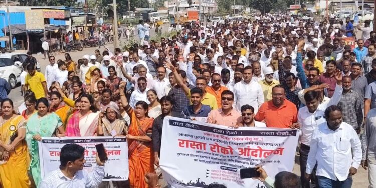 रस्ता दुरुस्तीच्या मागणीसाठी हजारो नागरिक उतरले रस्त्यावर