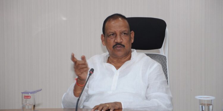 जिल्ह्यातील सुमारे साडेचार लाख हेक्टर सामायिक वन गाव क्षेत्रात पारंपरिक वन उपज घेण्याचा उपक्रम राबवणार: आदिवासी विकास मंत्री डॉ. विजयकुमार गावित