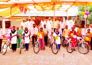 भादवड येथे मानव विकास मिशन अंतर्गत सायकलींचे वाटप