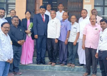 जिल्हा ग्राहक आयोगाचे अध्यक्ष यांचा ग्राहक पंचायत व प्रवासी महासंघातर्फे सन्मान