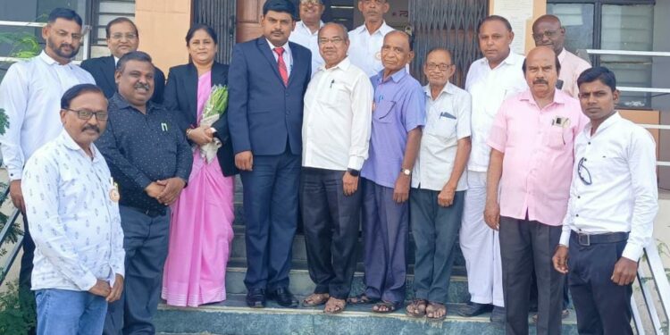 जिल्हा ग्राहक आयोगाचे अध्यक्ष यांचा ग्राहक पंचायत व प्रवासी महासंघातर्फे सन्मान