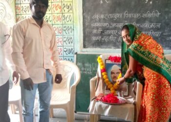 काकर्दे येथे स्व.जी.टी.पाटील यांना अभिवादन