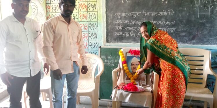 काकर्दे येथे स्व.जी.टी.पाटील यांना अभिवादन