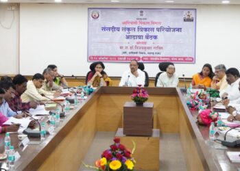 आदिवासी बांधवांचे स्थलांतर रोखण्यासाठी स्थानिक पातळीवर रोजगार निर्मितीवर भर देणार :आदिवासी विकासमंत्री डॉ. विजयकुमार गावीत