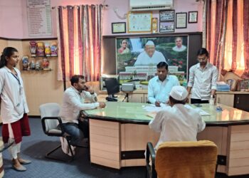 सहकारमहर्षी स्व.अण्णासाहेब पी.के.पाटील यांच्या जयंतीनिमित्त तपासणी शिबिरात 142 रुग्णांची तपासणी