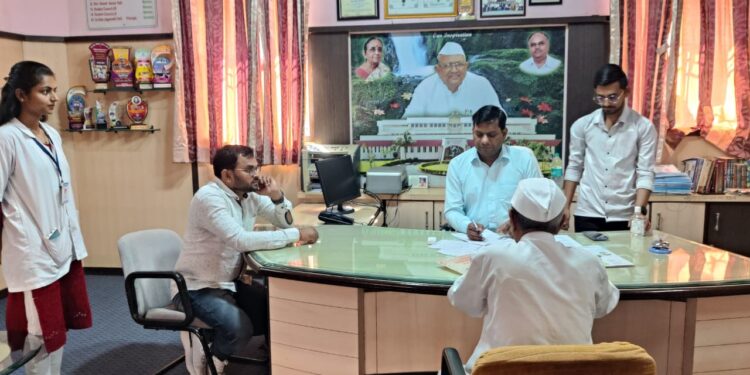 सहकारमहर्षी स्व.अण्णासाहेब पी.के.पाटील यांच्या जयंतीनिमित्त तपासणी शिबिरात 142 रुग्णांची तपासणी