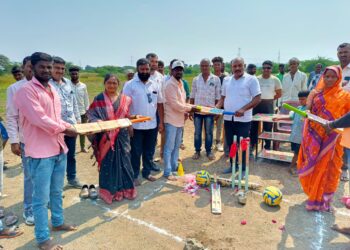 काकर्देतील खेळाडूंना सरपंचांकडून साहित्याचे वाटप