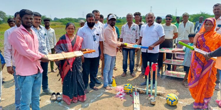 काकर्देतील खेळाडूंना सरपंचांकडून साहित्याचे वाटप