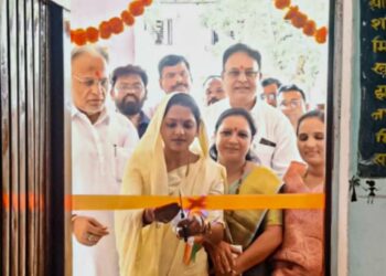 जोगणीपाडा आश्रम शाळेत  डिजिटल लॅबचे चंद्रकांत रघुवंशींच्या हस्ते् उद्घाटन