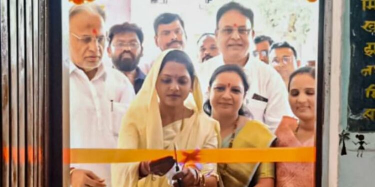 जोगणीपाडा आश्रम शाळेत डिजिटल लॅबचे चंद्रकांत रघुवंशींच्या हस्ते् उद्घाटन