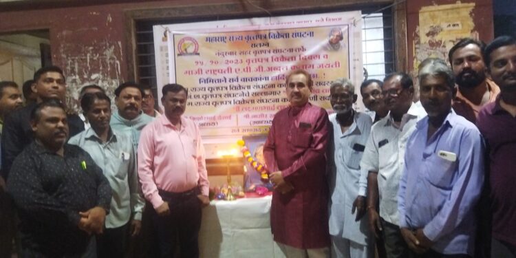 नंदुरबार वृत्तपत्र विक्रेता संघटनेतर्फे माजी राष्ट्रपती एपीजेअब्दुल कलामांना अभिवादन