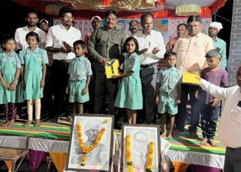 ठाणेपाडा ग्रामपंचायतीच्या विद्यमान कार्यकारीणीचा वर्षपूर्ती निमित्त शाळेतील खेळाडूंना कपडे वाटप