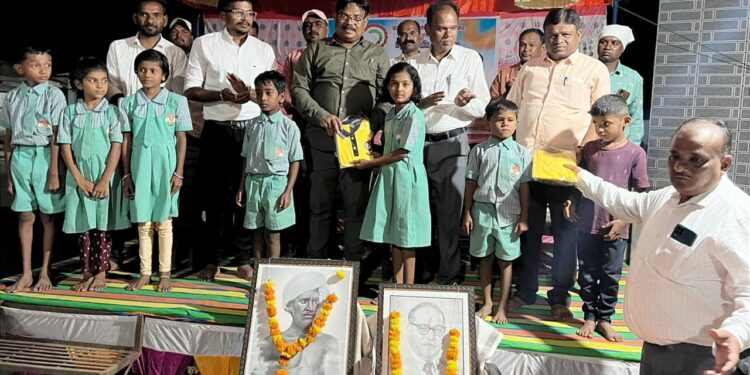 ठाणेपाडा ग्रामपंचायतीच्या विद्यमान कार्यकारीणीचा वर्षपूर्ती निमित्त शाळेतील खेळाडूंना कपडे वाटप