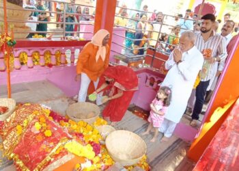 पाण्याचे संकट दूर करण्यासाठी माजी आ.चंद्रकांत रघुवंशींनी घातले खोडियार मातेला साकडे
