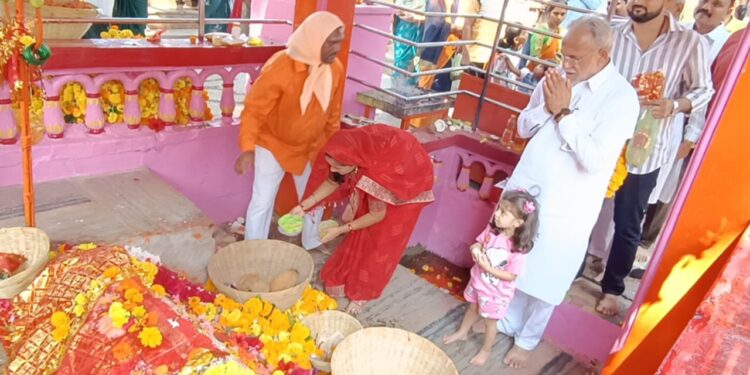 पाण्याचे संकट दूर करण्यासाठी माजी आ.चंद्रकांत रघुवंशींनी घातले खोडियार मातेला साकडे