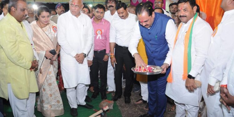 पालकमंत्र्यांनी केले तळोदा शहरातील विविध विकास कामांचे भुमीपूजन