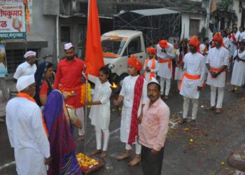दुर्गा दौडचे शहीद शिरीषकुमार मित्र मंडळातर्फे पुष्पवृष्टीने स्वागत