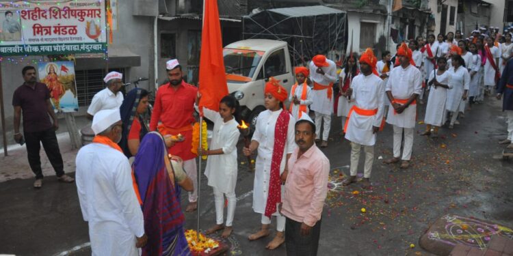 दुर्गा दौडचे शहीद शिरीषकुमार मित्र मंडळातर्फे पुष्पवृष्टीने स्वागत