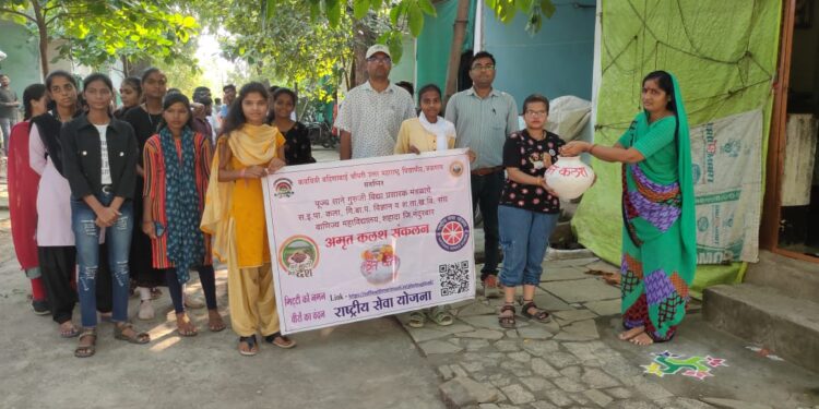 रासेयोतर्फे पुरूषोत्तमनगर येथे अमृत कलश यात्रा