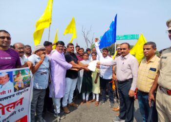 अनरदबारी येथे कोळी महासंघातर्फे रास्ता रोको आंदोलन