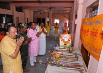 विजया दशमी निमित्ताने हिंदू जनजागृती समितीच्या वतीने भावपूर्ण वातावरणात शस्त्र पूजन